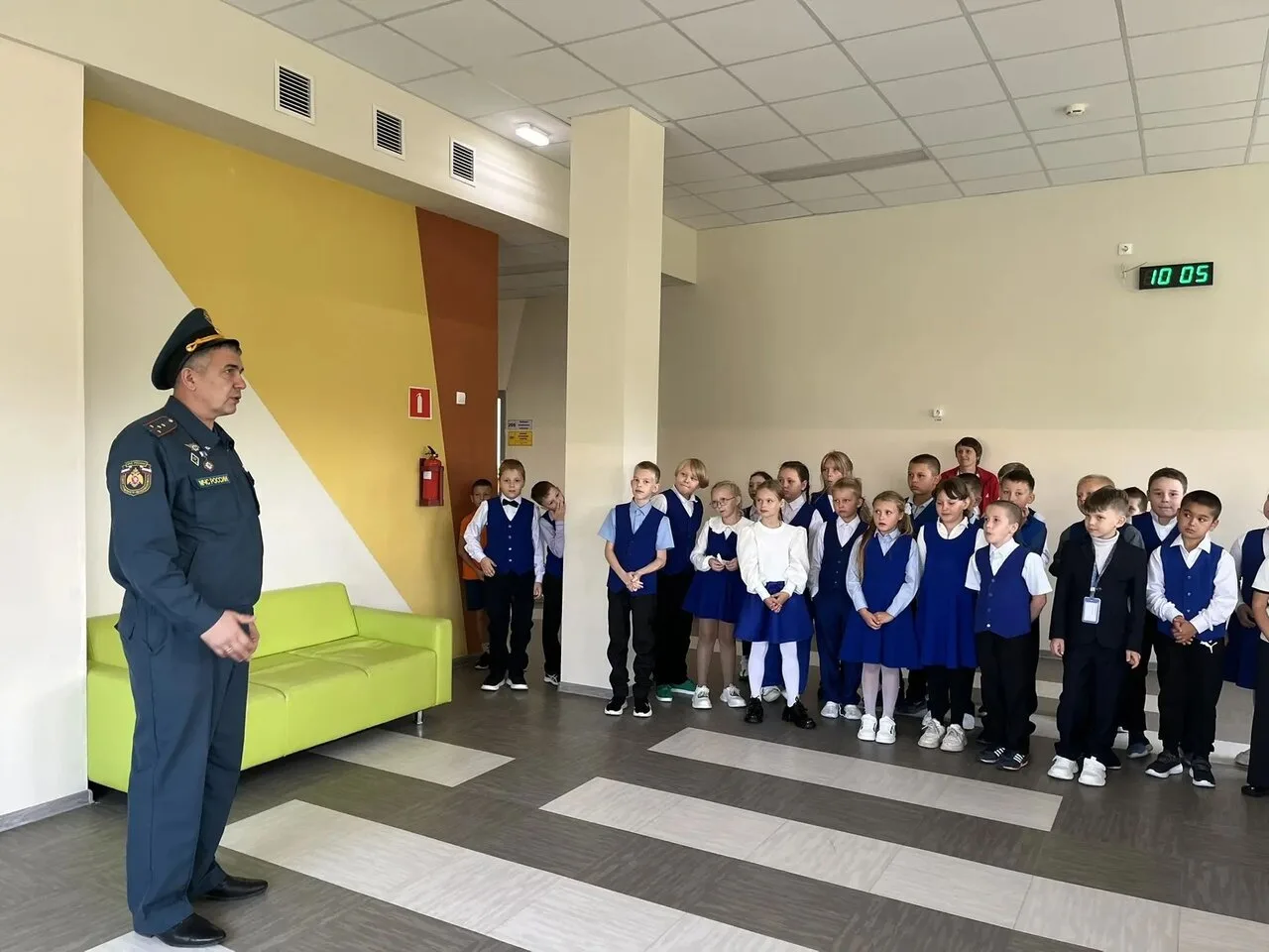 👨 🚒 Сотрудники 46 пожарно - спасательного отряда в начале учебного года продолжают пр...