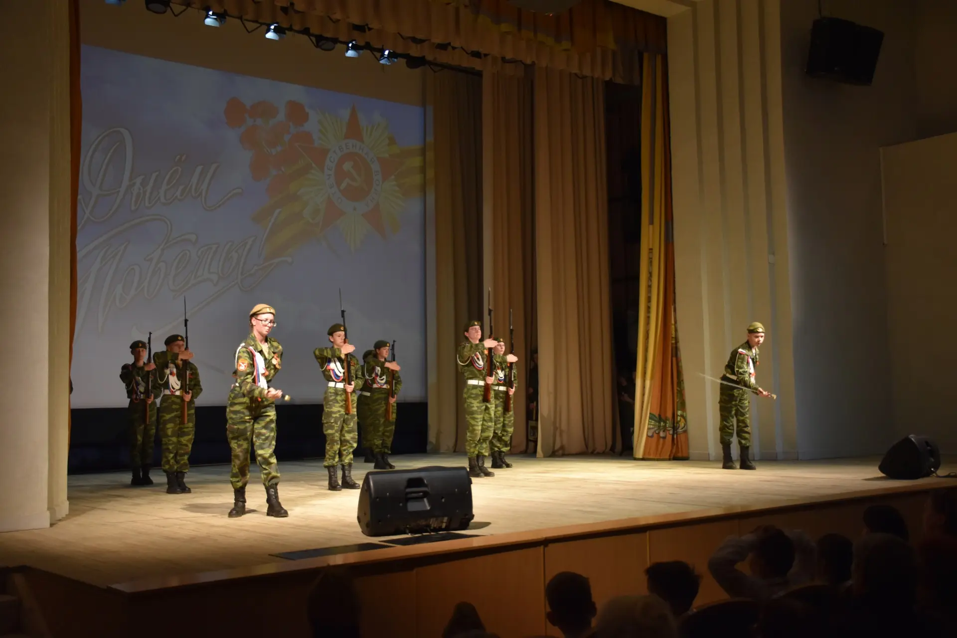 🎖 «И ПОМНИТ МИР СПАСЕННЫЙ»: ПРАЗДНИЧНЫЙ КОНЦЕРТ КО ДНЮ ПОБЕДЫ 🎖 9 мая в большом зале ДК «13 Октябрь»