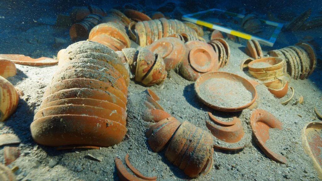 2000-летнюю посуду поднимают со дна моря у берегов Турции