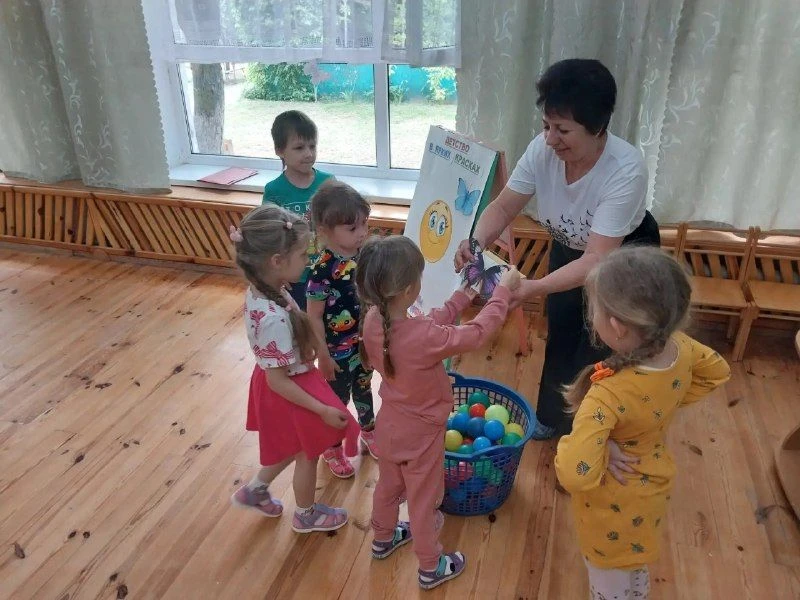 Весело и шумно было в четверг, 4 июня, в детском саду "Ивушка". У ребят в гостях с разв...