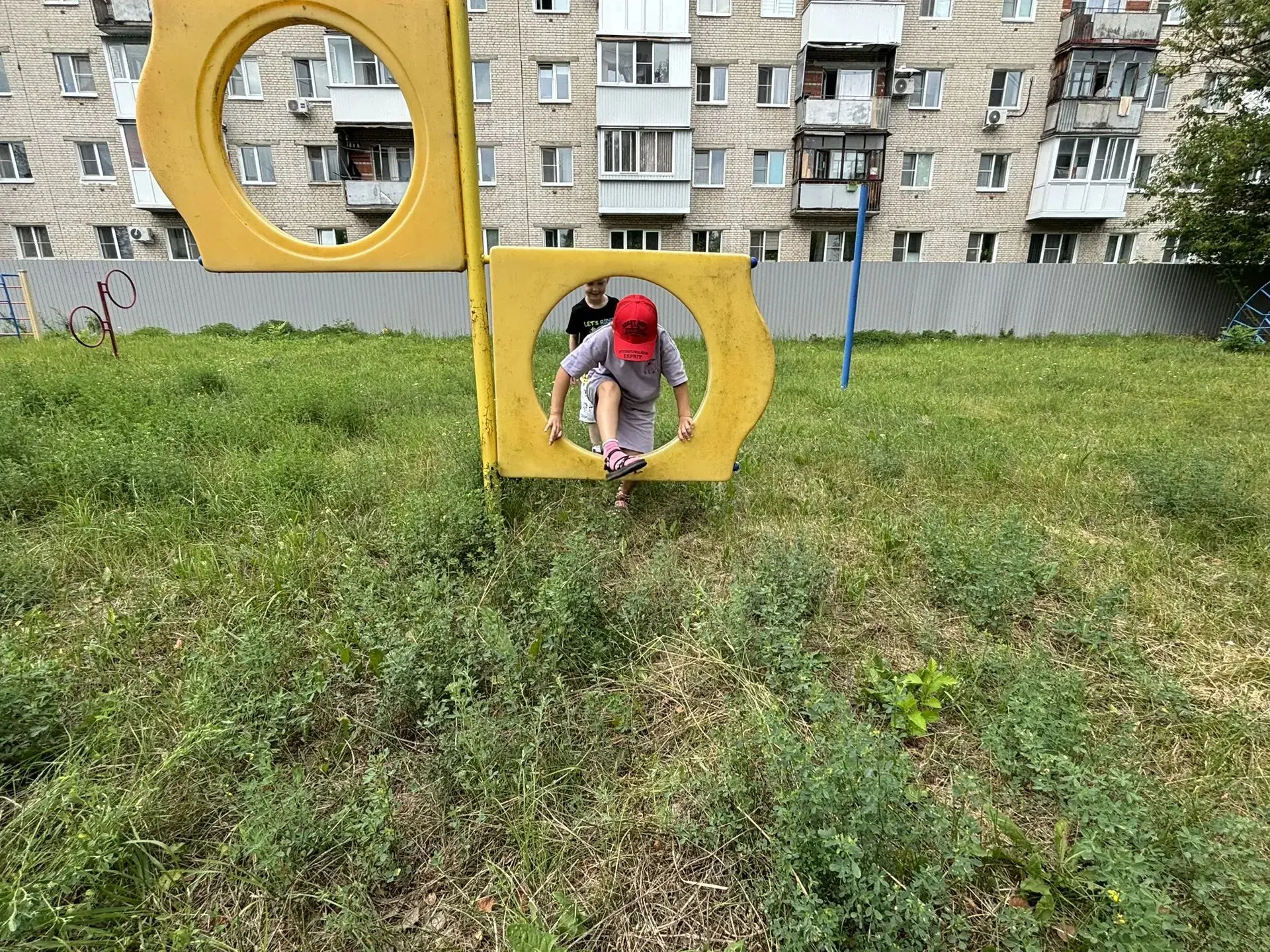 Двигательная деятельность на прогулке у ребят старшей группы. 
С ребятами работает воспитатель Усихи