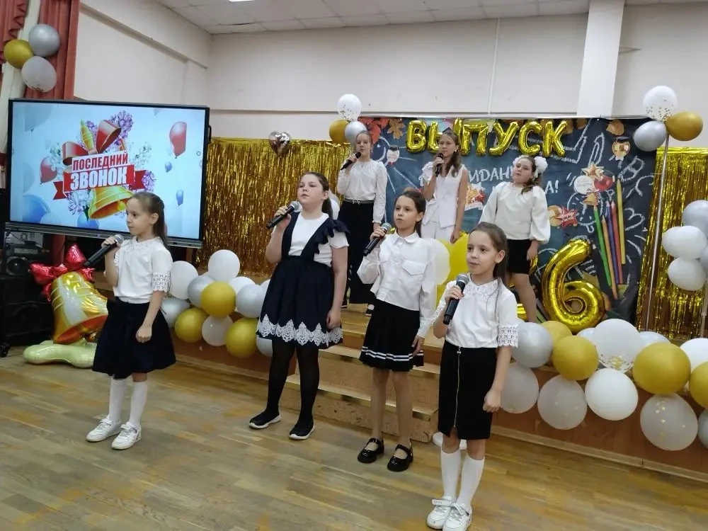 Последний звонок в 9 классе МОУ "СОШ имени А. П. Чехова" (Бужаровское отделение): Прощание с детство