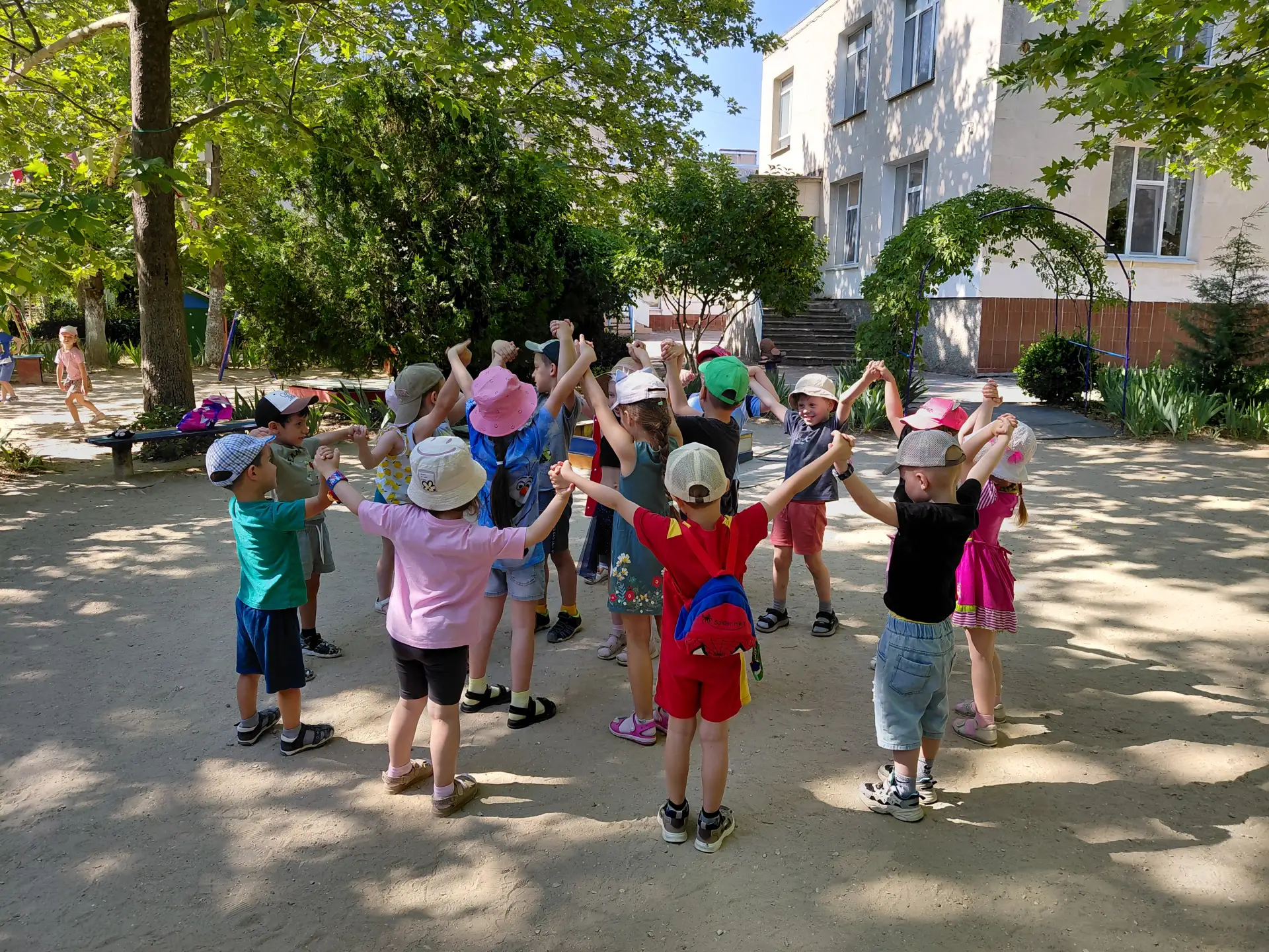 Лето в разгаре, и наши детки в садике просто сияют от счастья! ☀😊

Игры на свежем воздухе, смех, но