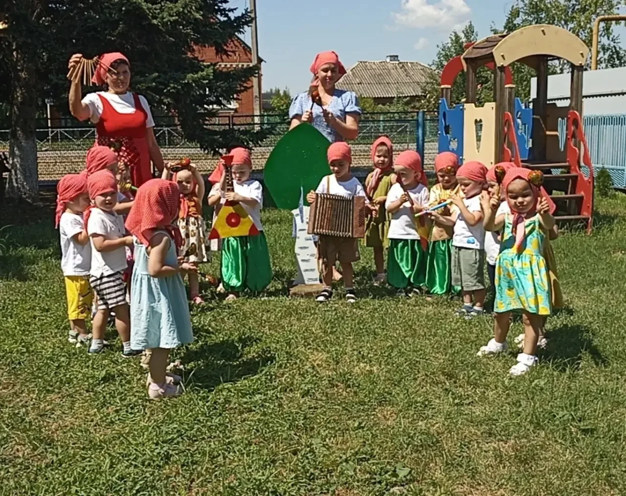 ДЕНЬ ХОРОВОДНЫХ ИГР И НАРОДНЫХ ИНСТРУМЕНТОВ 
 
Ручейком среди берёз
Хоровод течёт бурливо,
Перестраи