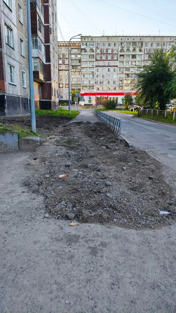 Разрыли и бросили: новокузнечане просят вернуть тротуар на Франкфурта