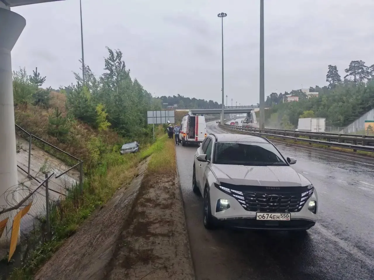 На ул. Туполева автомобиль Hyundai во время движения попал в аквопланирование - между ш...