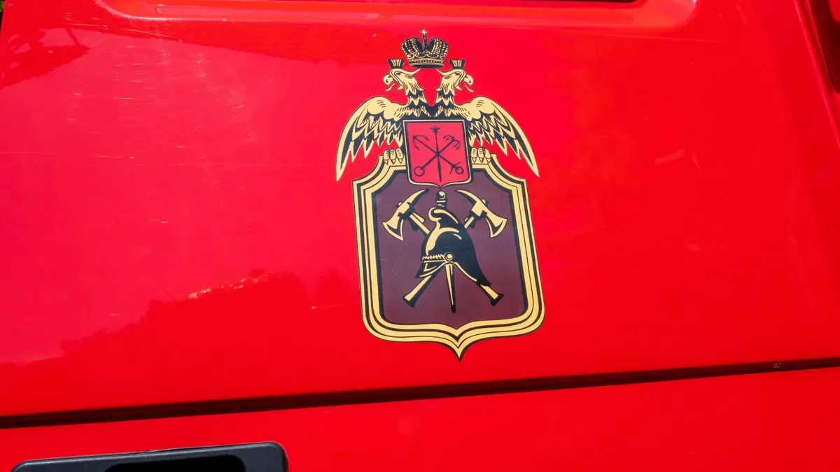 При пожаре в восьмикомнатной квартире на Дыбенко погиб мужчина