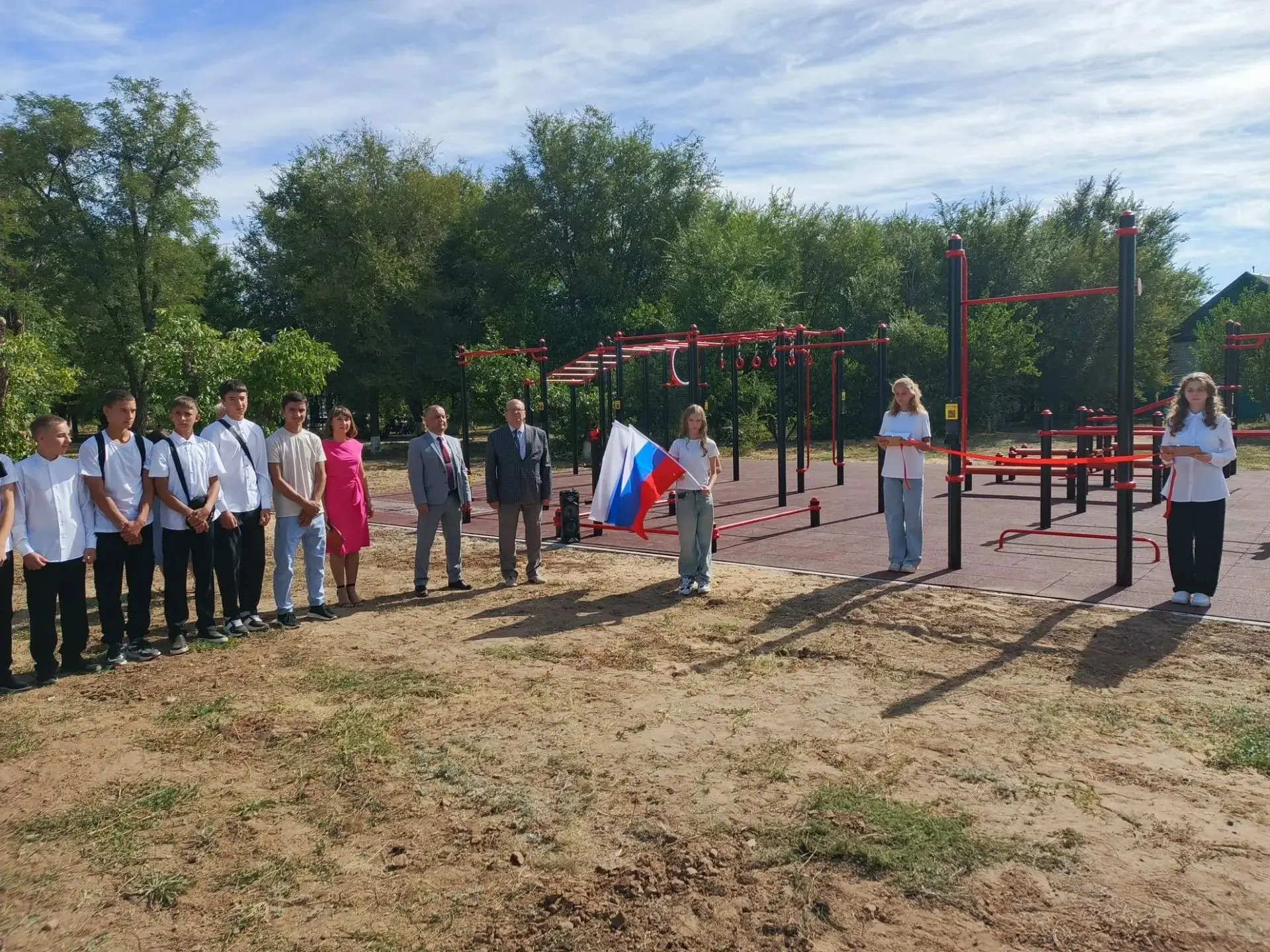 Школьников Октябрьского района поздравили с днем знаний