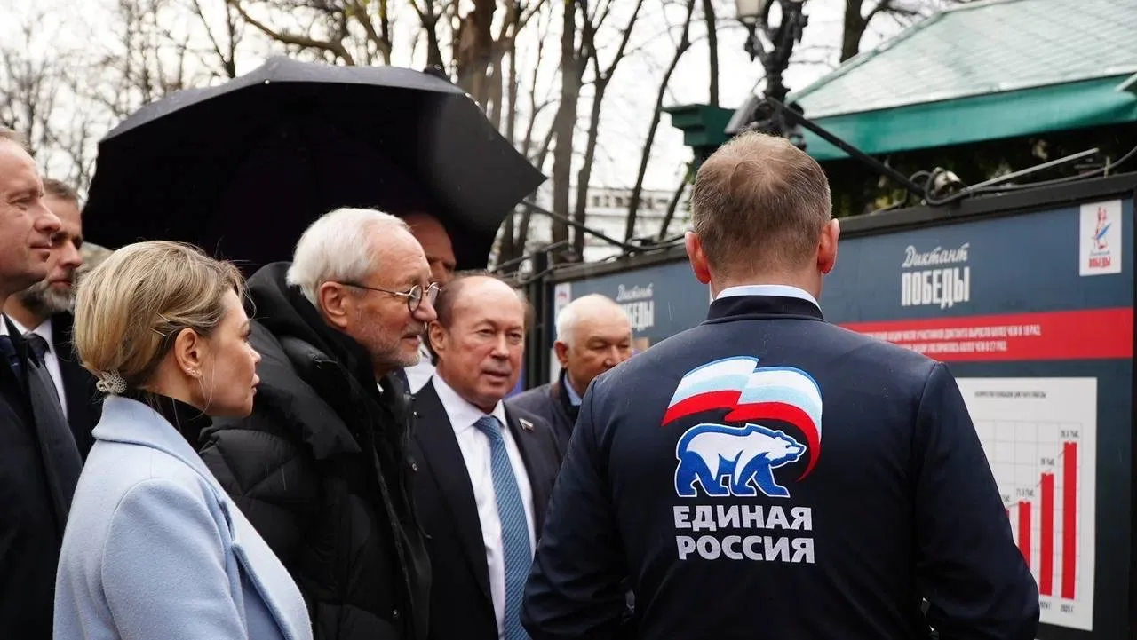 📍 В Москве на Гоголевском бульваре открылась выставка о «Диктанте Победы»  🔎 Её посетители смогут уз