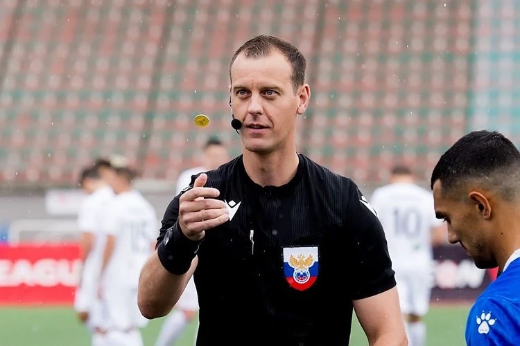 Арбитр Андрей Фисенко, обвиняемый в получении взяток, защищается в суде с помощью ИИ.

Как заявили в