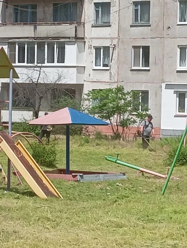 Покос травы на детской площадке ул. Л. Чайкиной 17-19