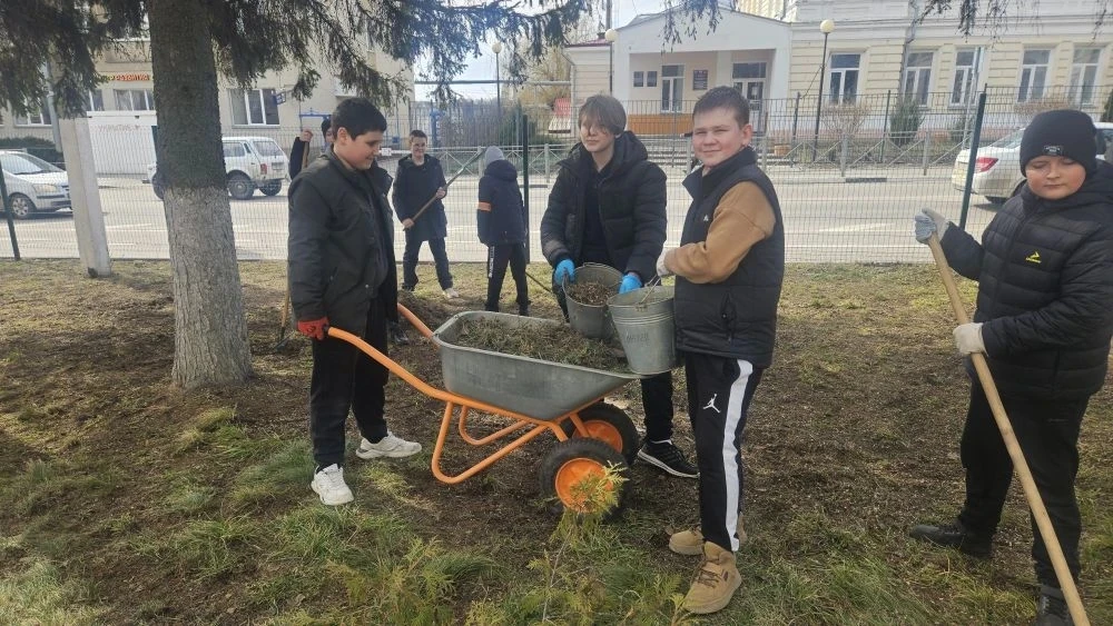 🌱 🧹Весенняя уборка пришкольной территории в самом разгаре!🧹🌱    Наши ученики активно наводят порядок