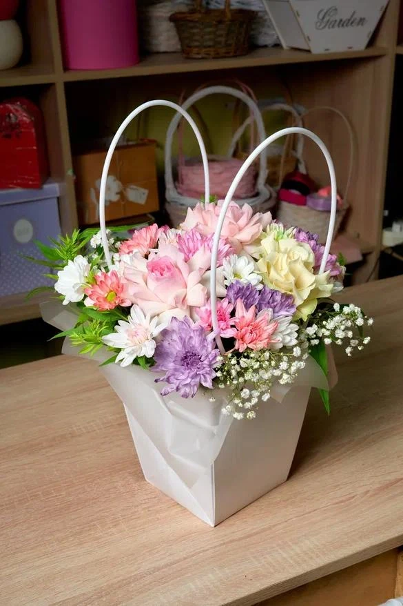 🌸 Композиция в сумочке стоимостью : 1500 рублей