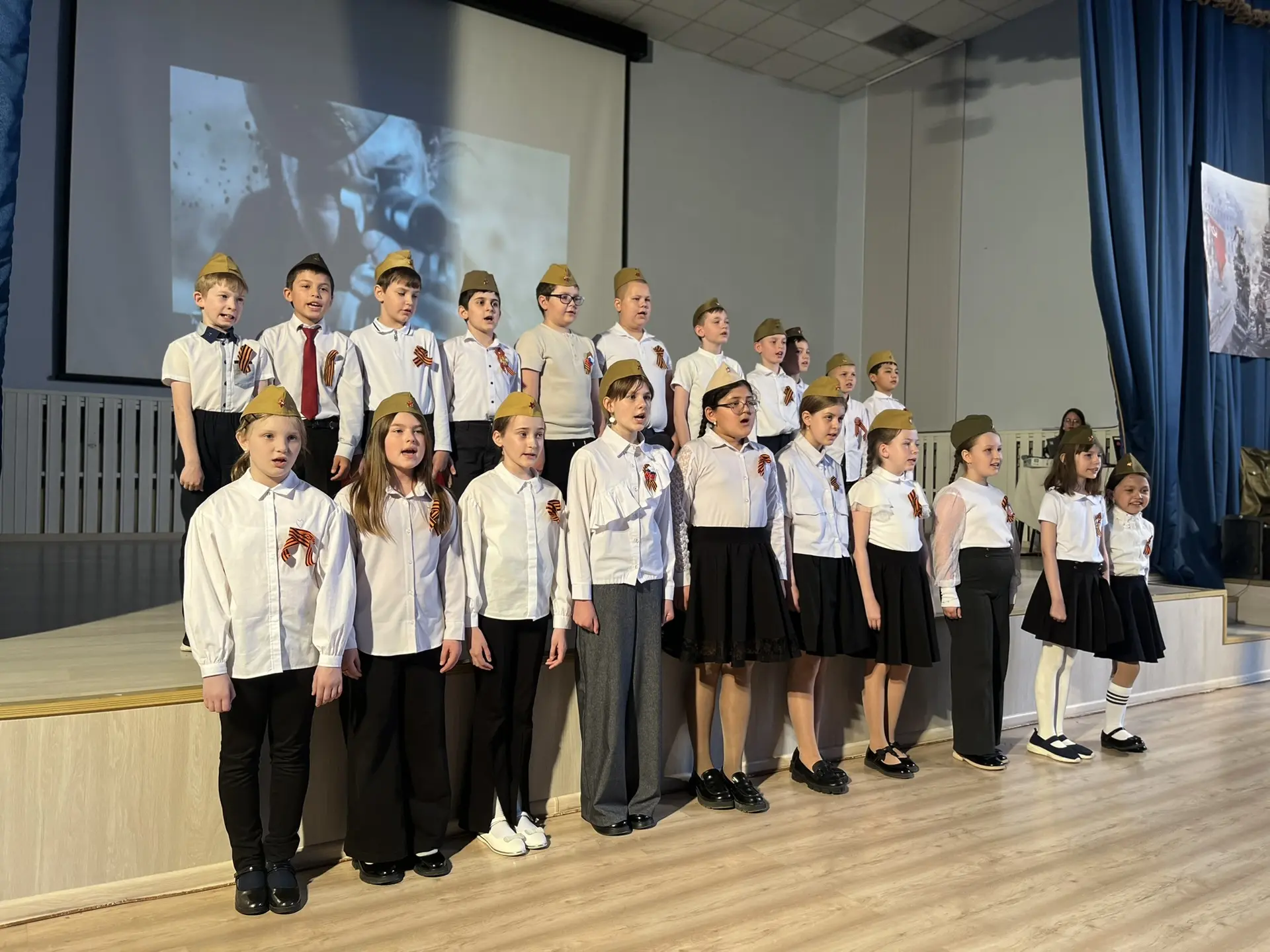 🕊️ Никто не забыт, ничего не забыто: в начальной школе прошёл концерт   👏🏻В преддверии Дня Победы в 