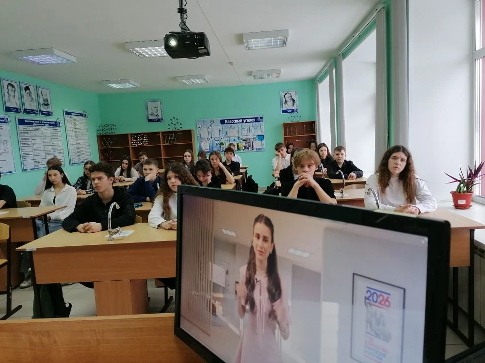 Традиционно начинаем рабочую неделю с торжественной линейки. Право поднять государственный флаг Росс