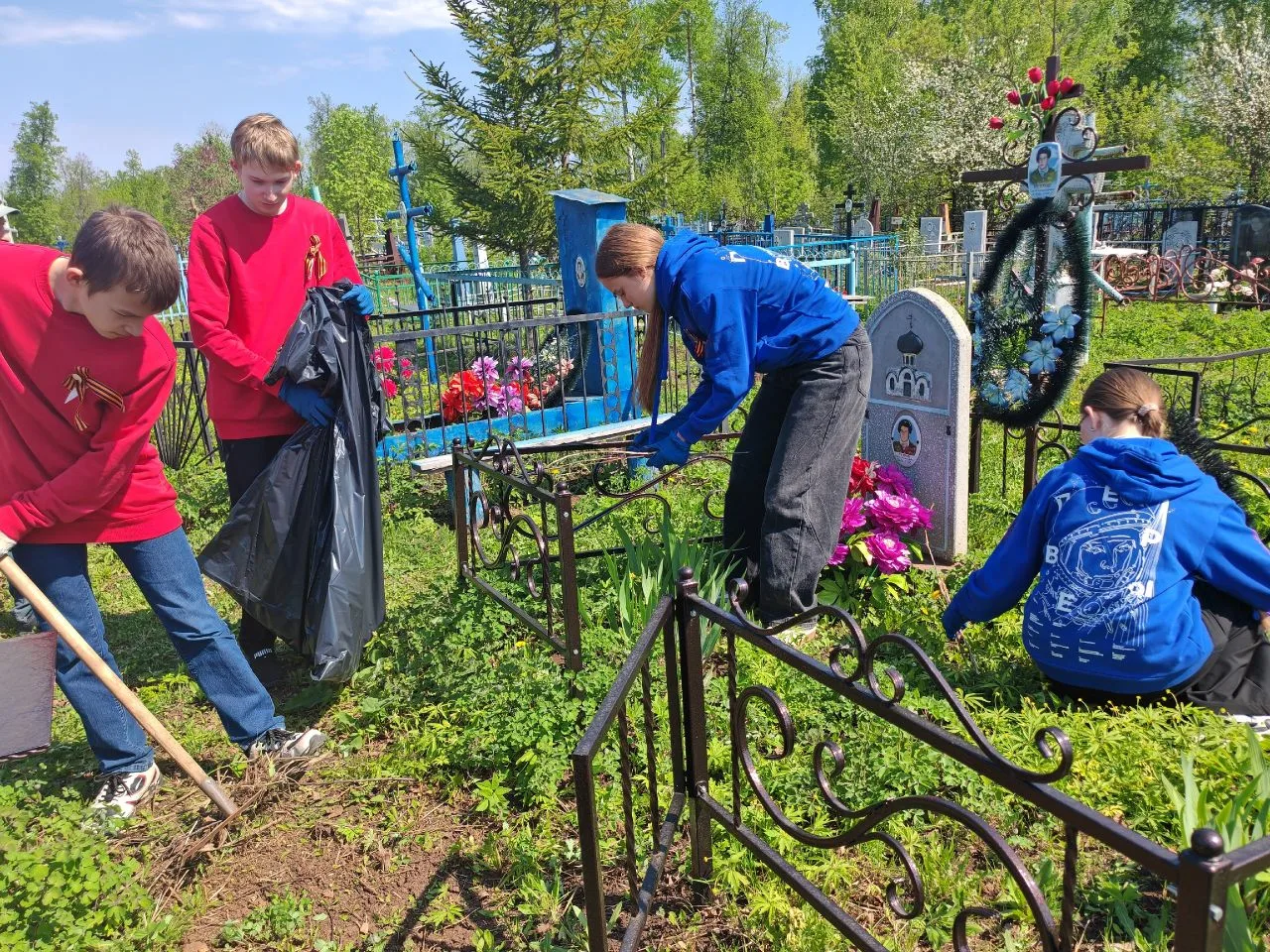 🕊️ ДОЛГ ПАМЯТИ: АКТИВИСТЫ ДВИЖЕНИЯ ПЕРВЫХ НАВЕЛИ ПОРЯДОК НА МОГИЛАХ ГЕРОЕВ