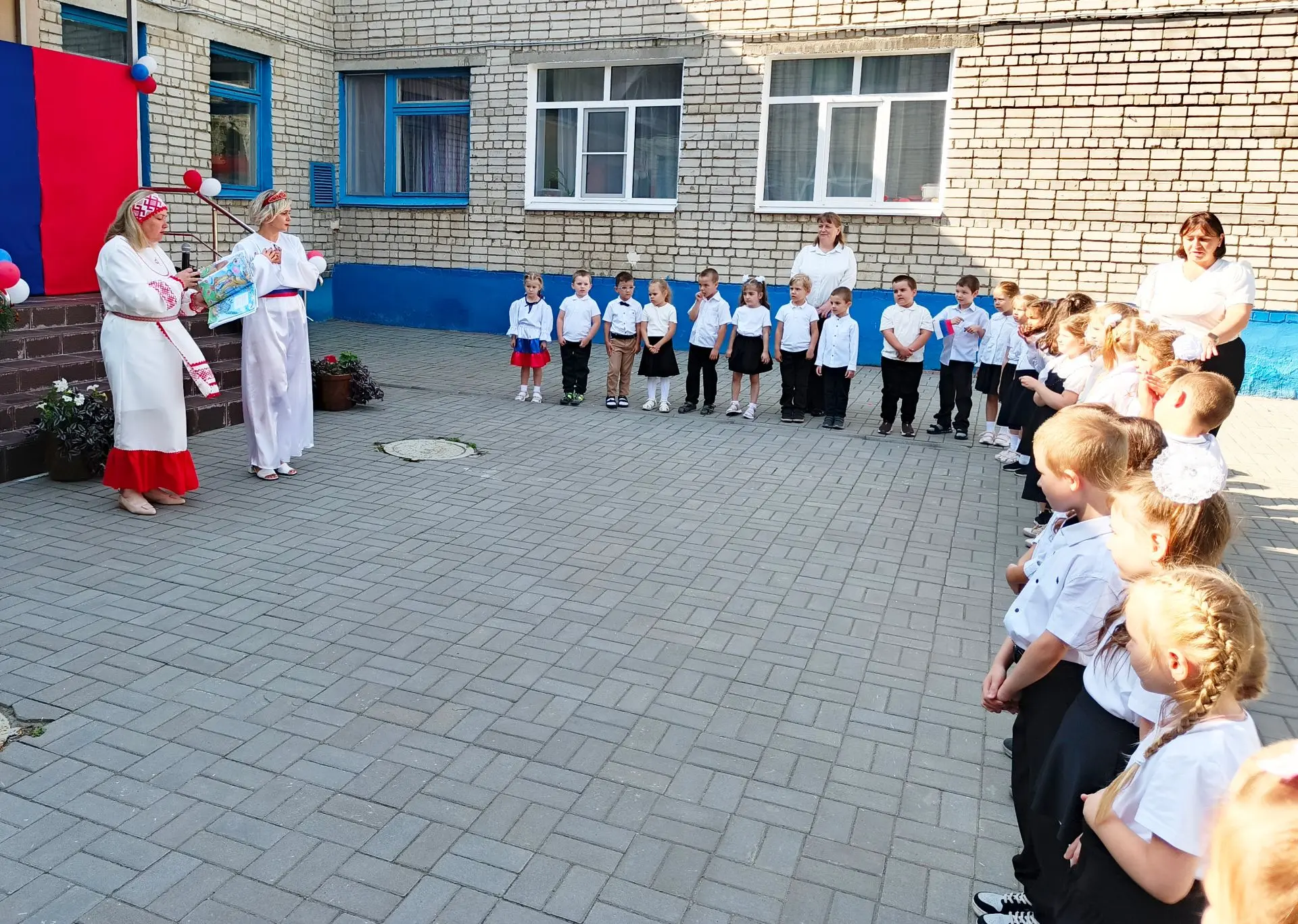 22 августа - День Российского флага. Это праздник всех поколений россиян, дань уважения