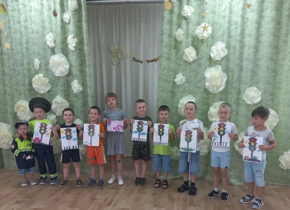 5 августа отмечается Всемирный день светофора. Сегодня с детьми в саду проведено познав...