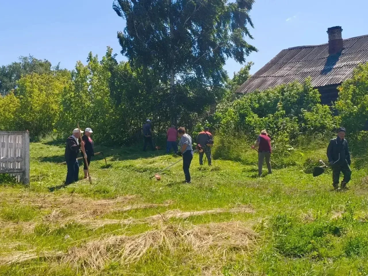 В деревне Сеспель продолжается активная работа по благоустройству.
