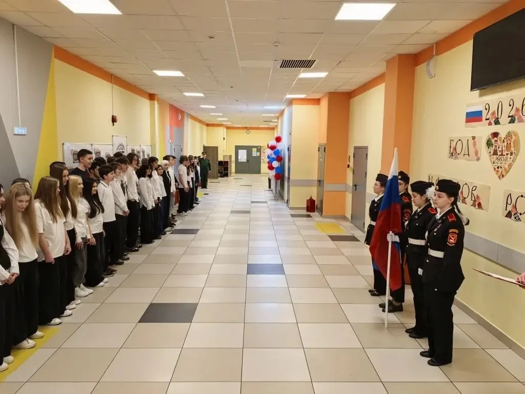 🇷🇺Церемония поднятия Государственного флага Российской Федерации  Традиционно начинаем учебную недел