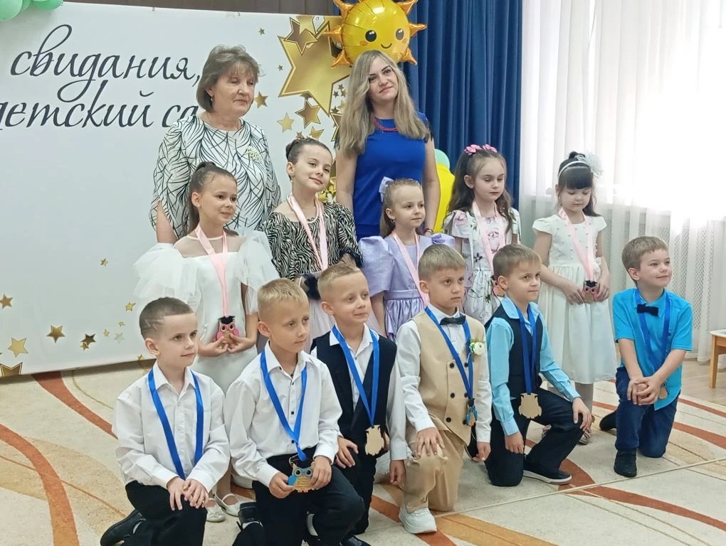 Слёзы, улыбки и воздушные шары: в нашем саду прошёл очередной выпускной бал