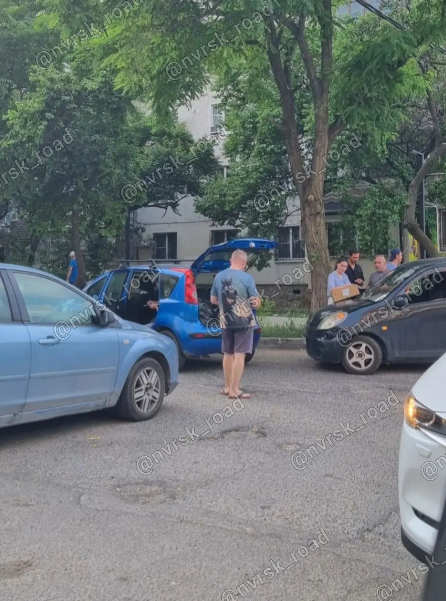 24.06.26 ДТП, проезд с Шевченко на Энгельса через двор перекрыт.