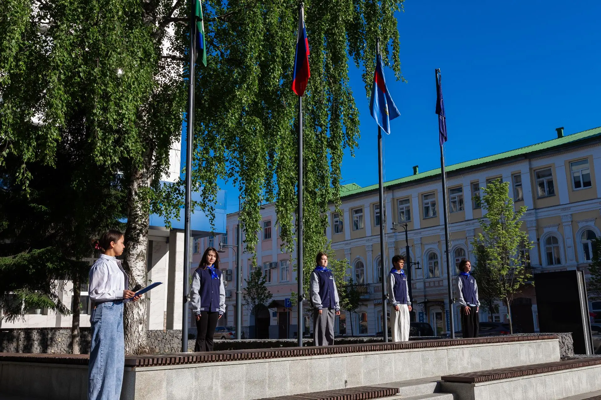 🇷🇺 Студенты ИИПСГО подняли флаги перед Акмуллинским университетом  25 мая в Акмуллинском университет