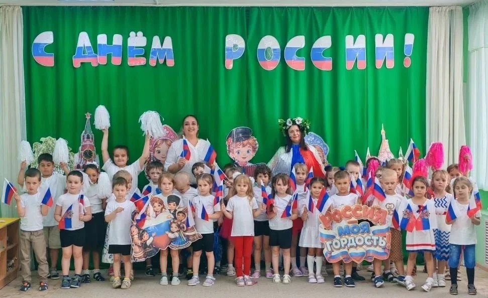 В детском саду «Золотой петушок» отметили День России!
Ребята складывали пазлы и называли неофициаль