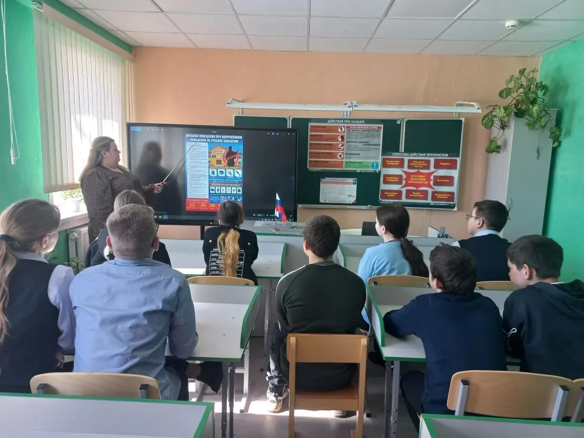 🇷🇺 В нашей школе прошли внеплановые учения по антитеррористической защищенности.