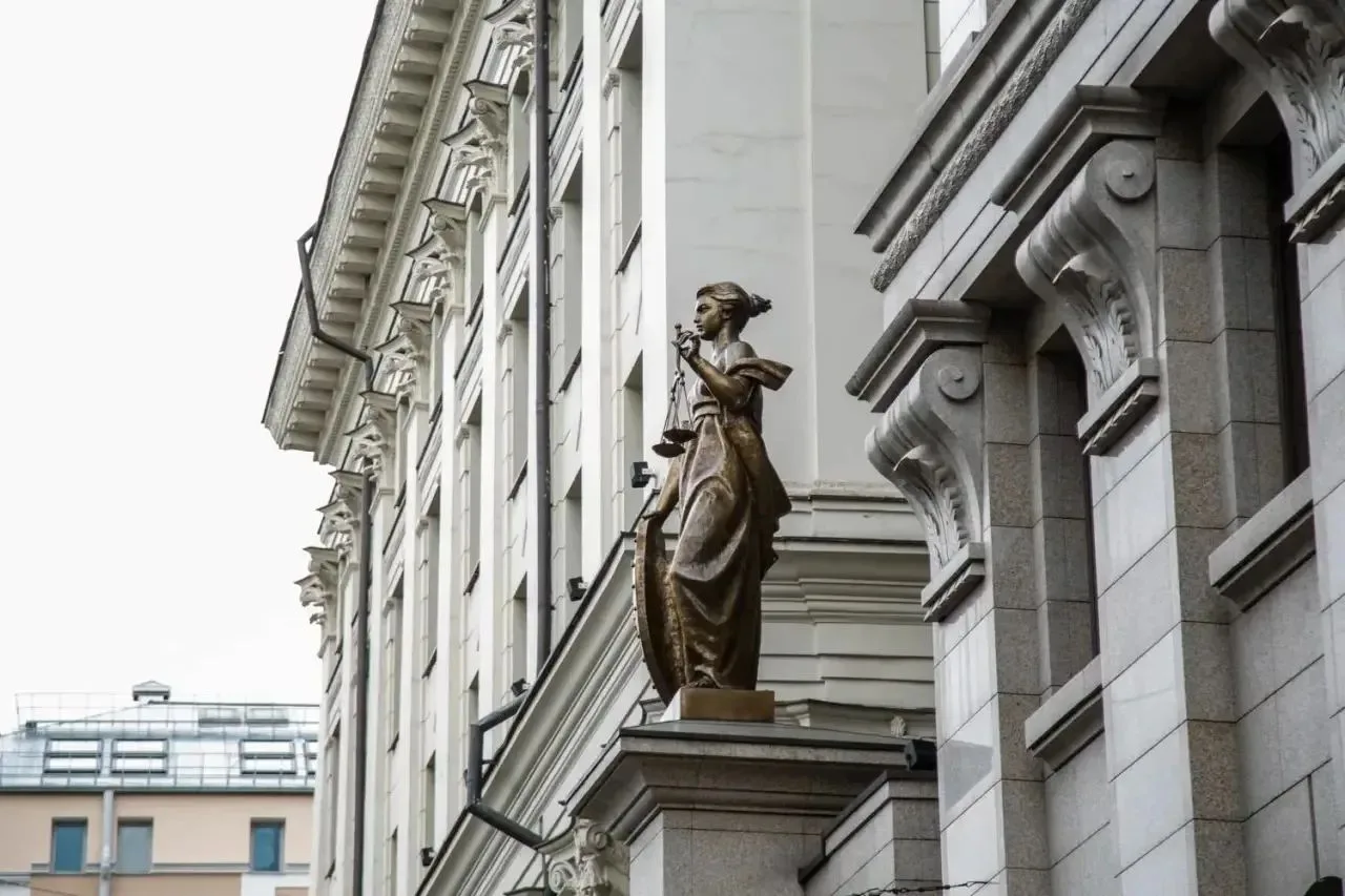 🤯 Москвич получил 1,5 года колонии за выброшенную из окна бутылку.