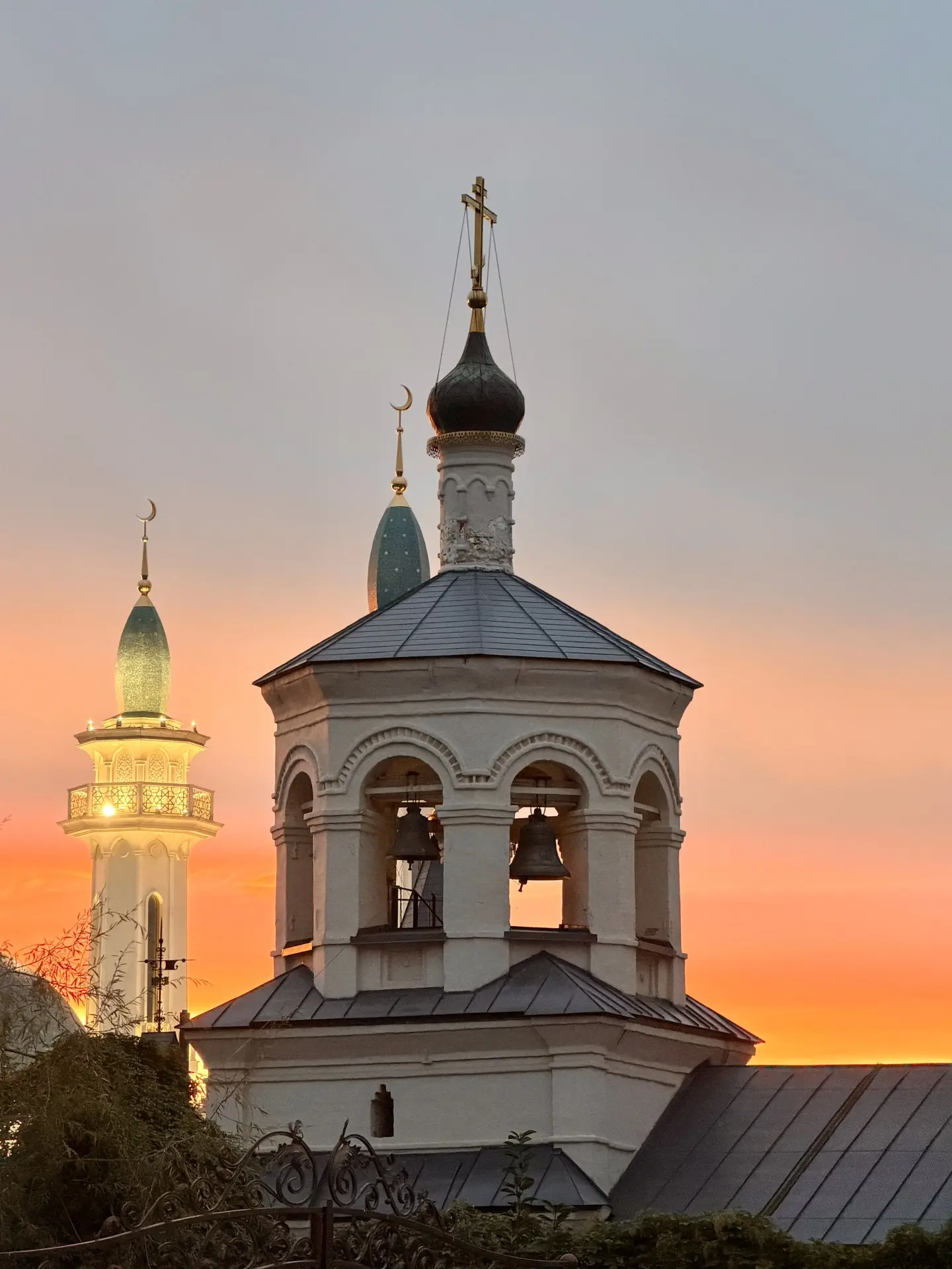 ✨ Завершаем этот день красивым вечерним кадром нашего храма.