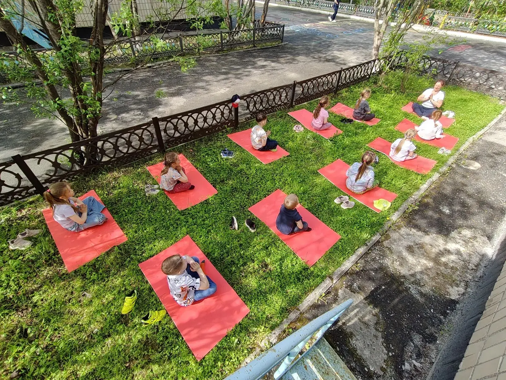 Йога в детском саду: гармония и радость на свежем воздухе! 
🌞Сегодня в такой солнечный и тёплый ден