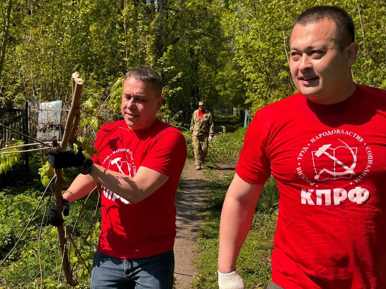 🚩 Предпраздничный субботник: ульяновские коммунисты привели в порядок могилы героев на...