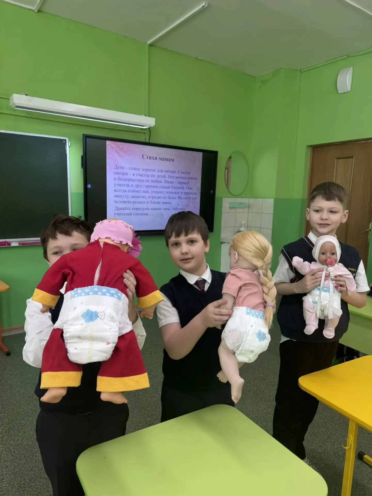 В преддверии 8 Марта во 2 «А»классе прошел праздник.🌷  Мальчики сердечно  поздравляли девочек:  гово