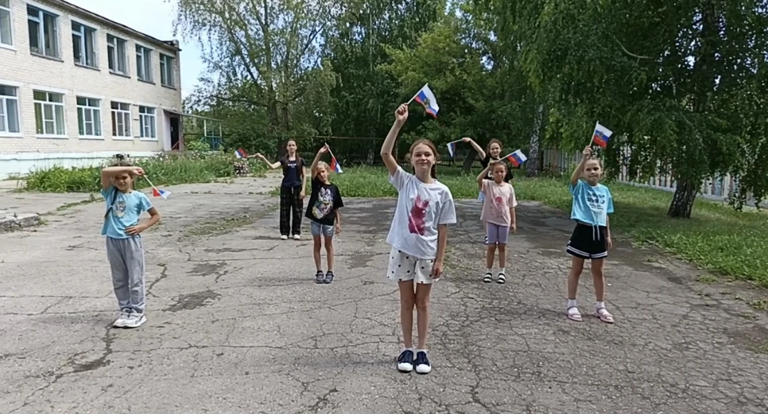 🚀 ВПЕРЁД, РОССИЯ! 🇷🇺

Отряды «Улыбка» 😁 и «Дружба» 🤝 станцевали мощный флешмоб под любимую песн
