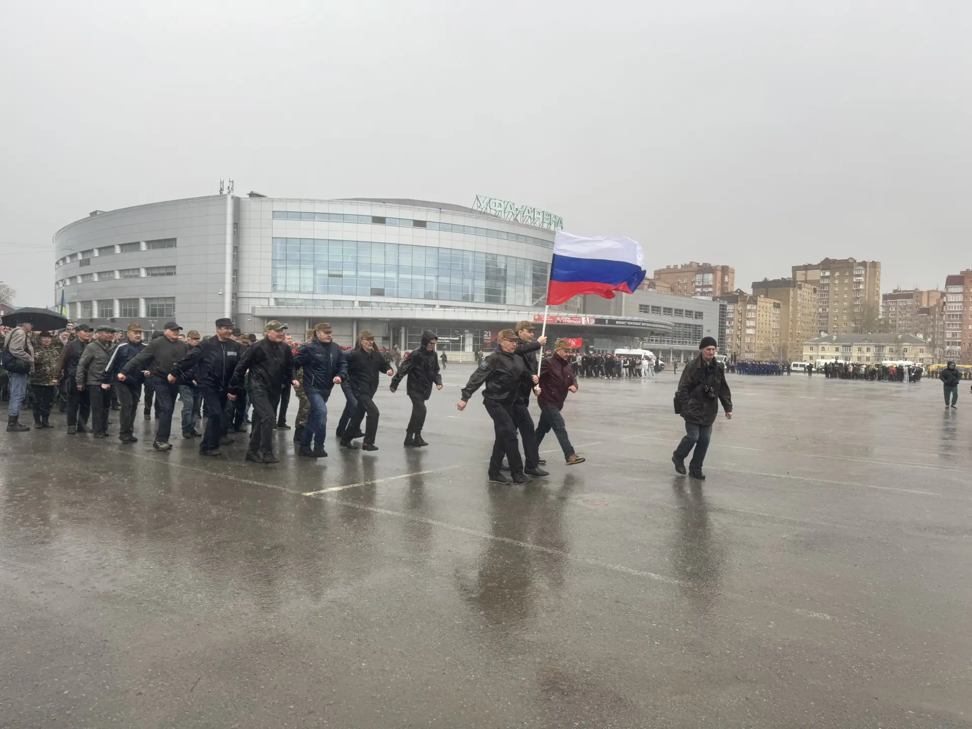 Репетиция Парада Победы  9 апреля 2026 года, несмотря на непогоду, на площади перед Уфа-Арена прошла