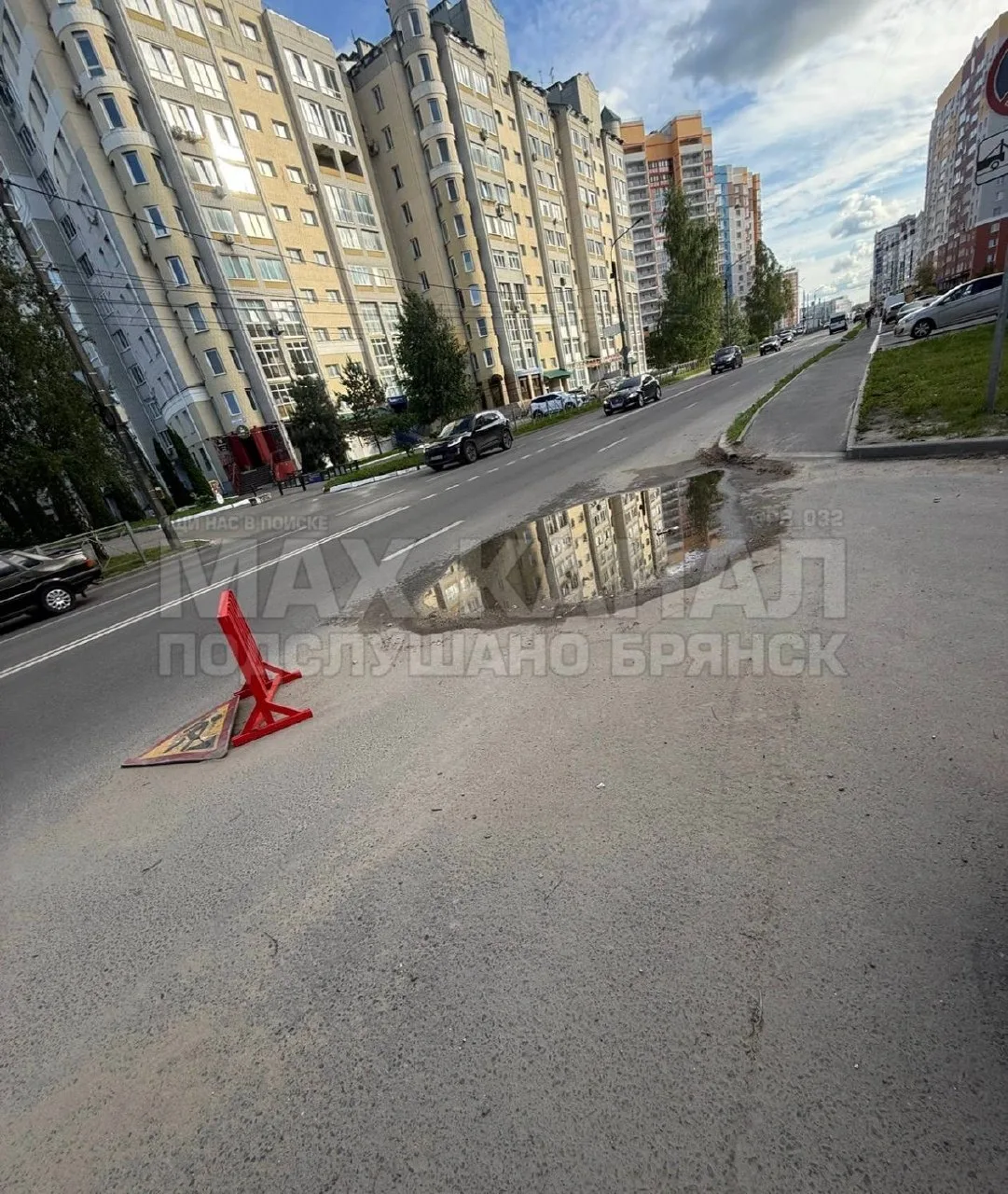 Пишут: Улица Горбатова.  Дороге Год.  Одна полоса перекрыта уже месяц из за провала асфальта.  Проку