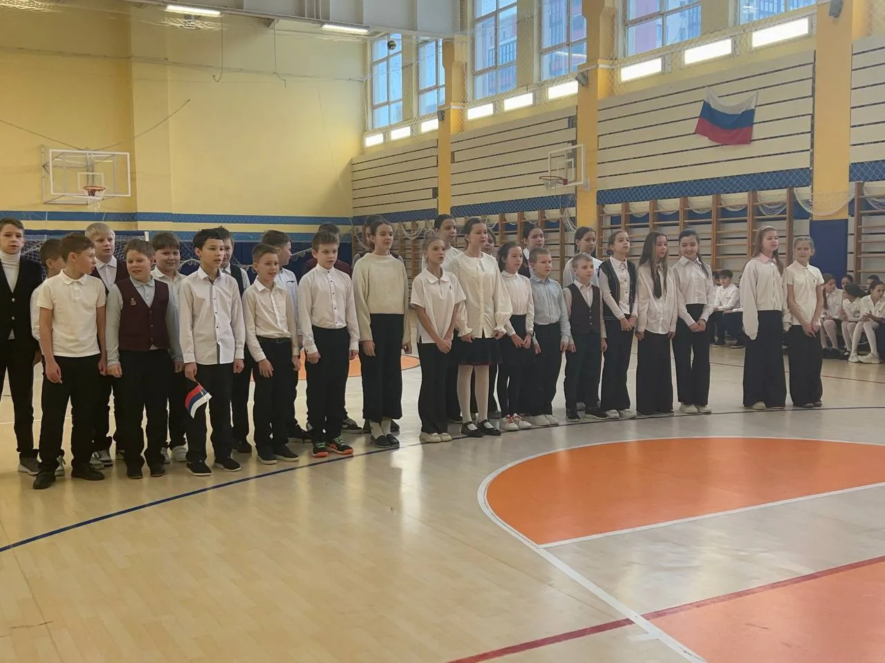 🇷🇺 Память в песнях и лицах В преддверии 23 февраля наша школа наполнилась особой атмосферой мужества