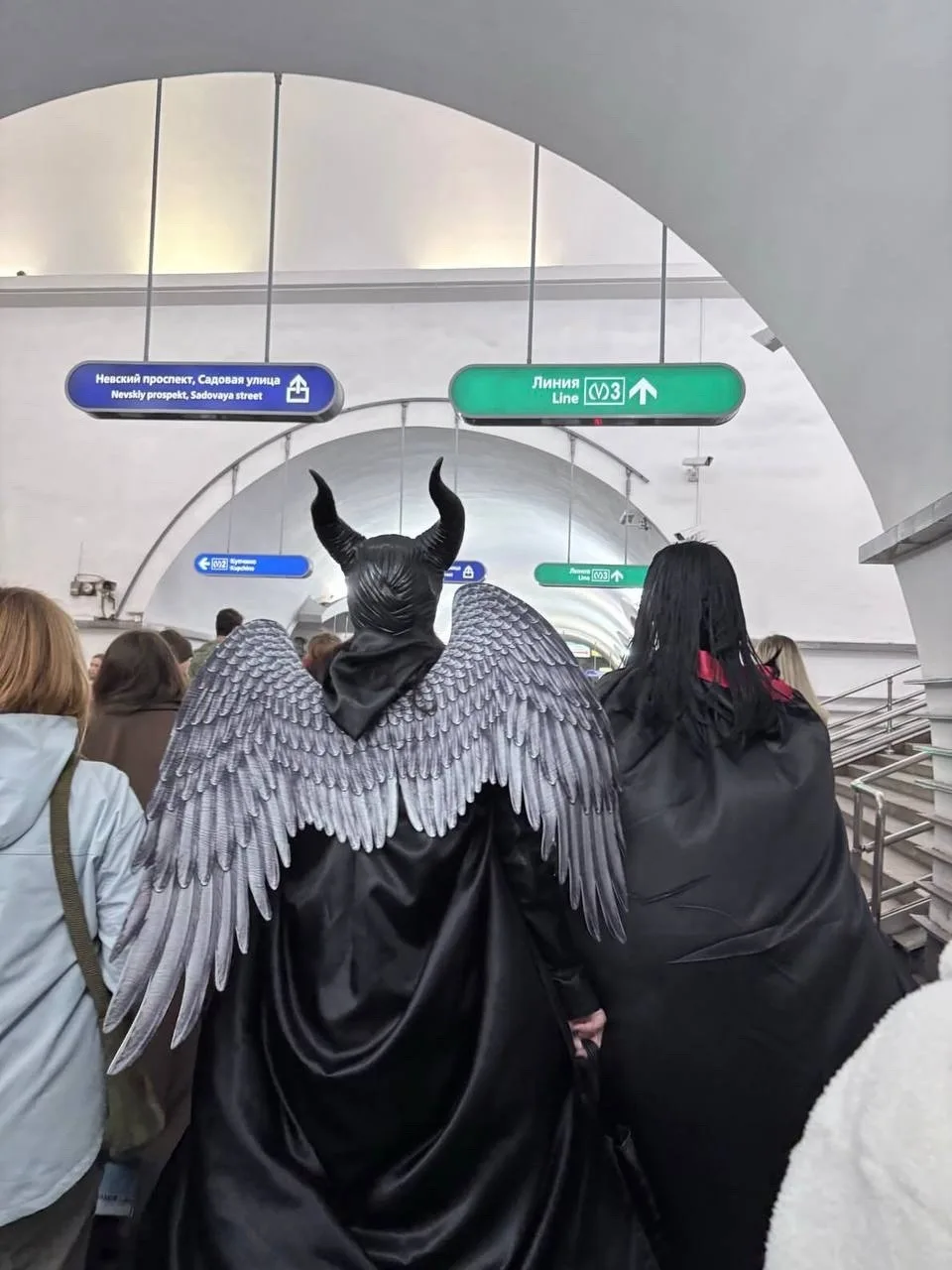 Малефисента замечена в петербургском метро 🖤