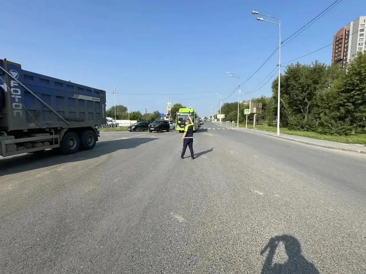 В Тюмени ГАИ вышли регулировать очередь на АЗС на ул. Щербакова.
 
Сейчас наряд ДПС работает на пере