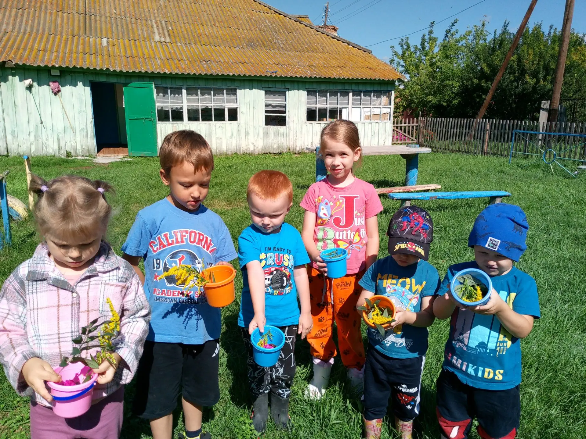 ‎🌞🌻👫Сегодня ребята попробовали себя в роли флористов - людей , создающих настроение ...