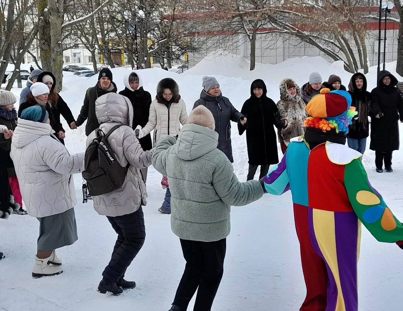 🌼Пусть румяными блинами счастье в дом ваш постучит!   В морозный февральский день на площадке возле 