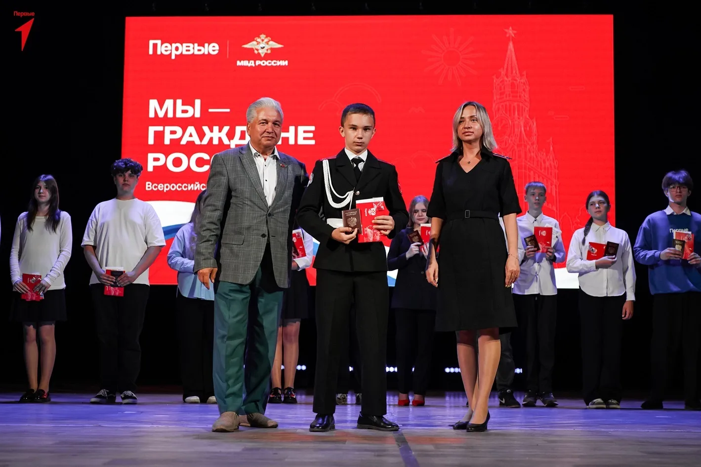 🇷🇺 «МЫ ГРАЖДАНЕ РОССИИ» 🇷🇺

🌟В Кемерово состоялась торжественная церемония, на которой юные жит