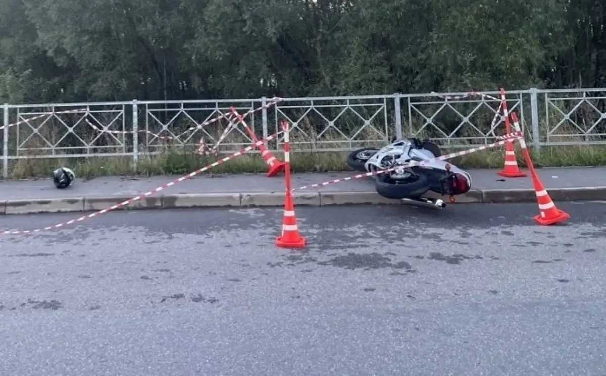 В Великом Новгороде мотоциклист врезался в бордюр