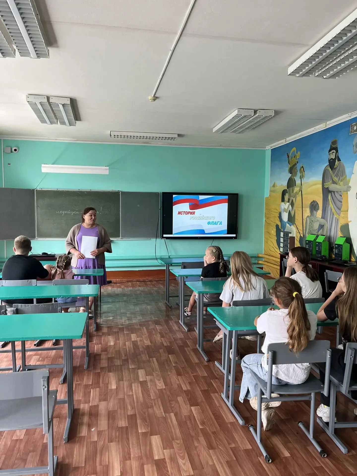 🇷🇺 В нашей школе прошло патриотическое мероприятие, посвященное Государственному флаг...
