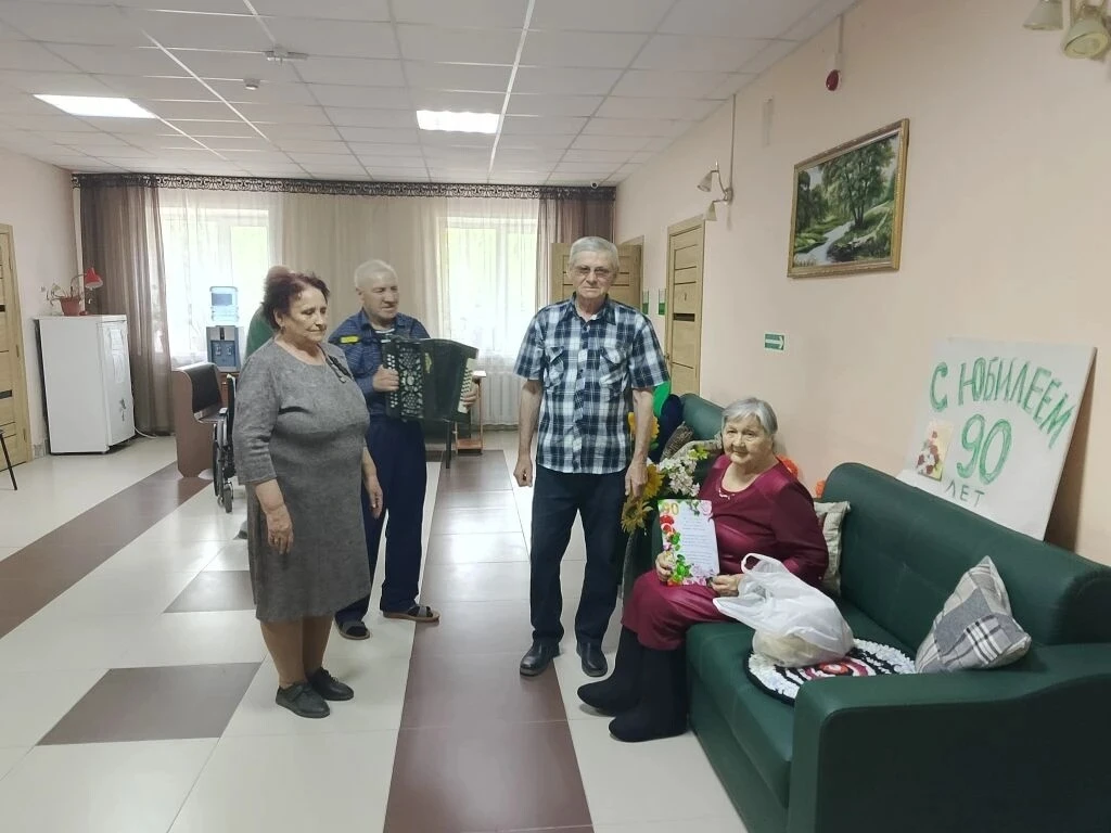 Сегодня нашу бабушку, Ломову Тамару Дмитриевну, с большим теплом поздравил Совет ветера...