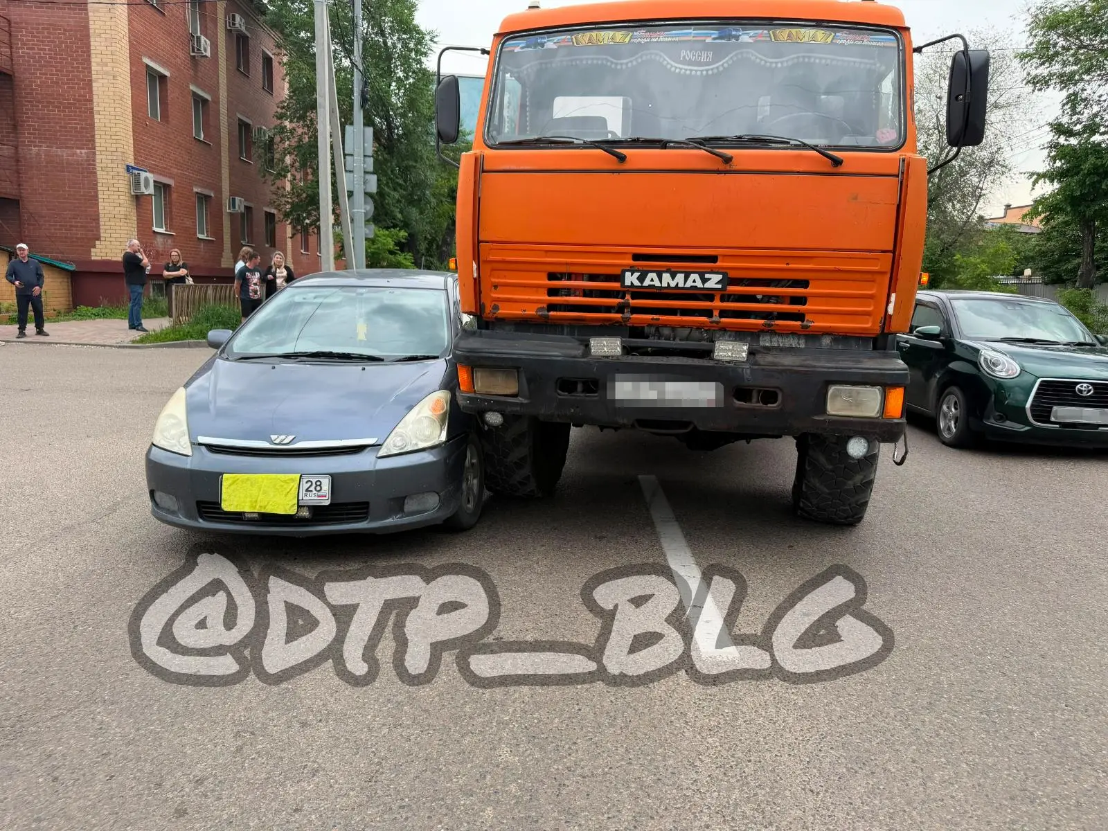 Театральная Рабочая дтп, водитель автомобиля Камаз при перестроении не пропустил автомобиль Виш.