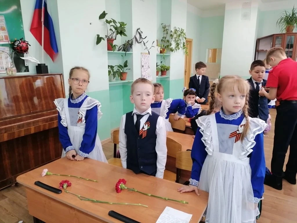 «Нам жить и помнить»  ✅В преддверии дня Великой Победы для обучающихся 1В класса прошёл урок памяти 