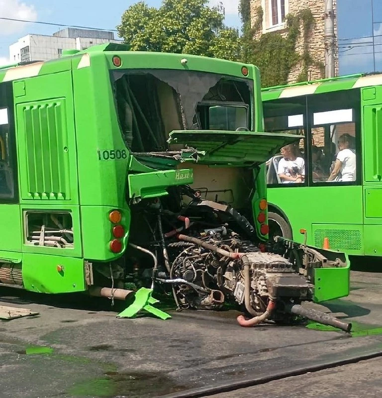 ЧП с участием пассажирского автобуса произошло в Курске у Центрального рынка 10 июня. У «Волгабаса»,