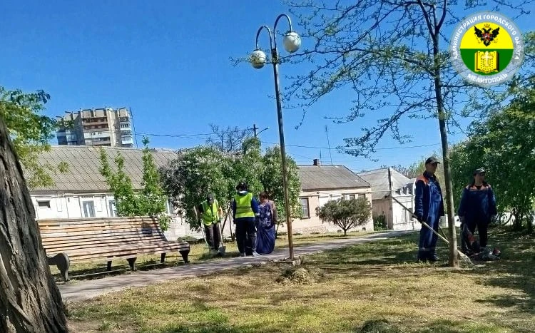 В Мелитополе привели в порядок сквер на улице Кирова  Сотрудники МКУ «Благоустройство» собрали скоше